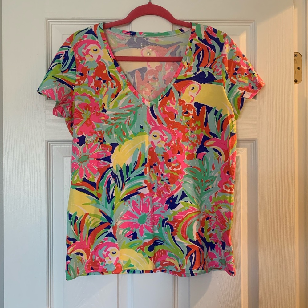 Lilly Pulitzer. Women’s size large. V-neck T-shirt.